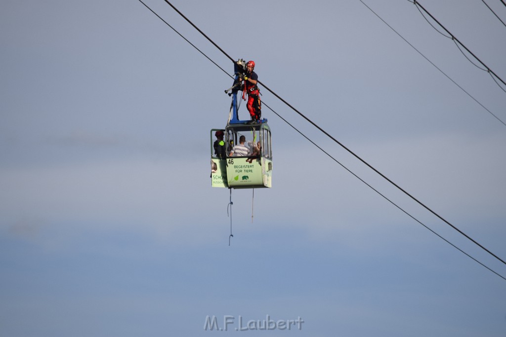 Koelner Seilbahn Gondel blieb haengen Koeln Linksrheinisch P554.JPG - Miklos Laubert